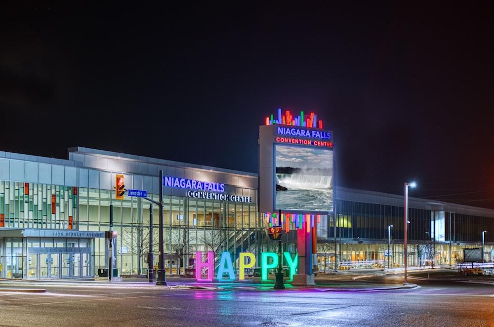 Ramada By Wyndham Niagara Falls Near The Falls Hotel Exterior photo