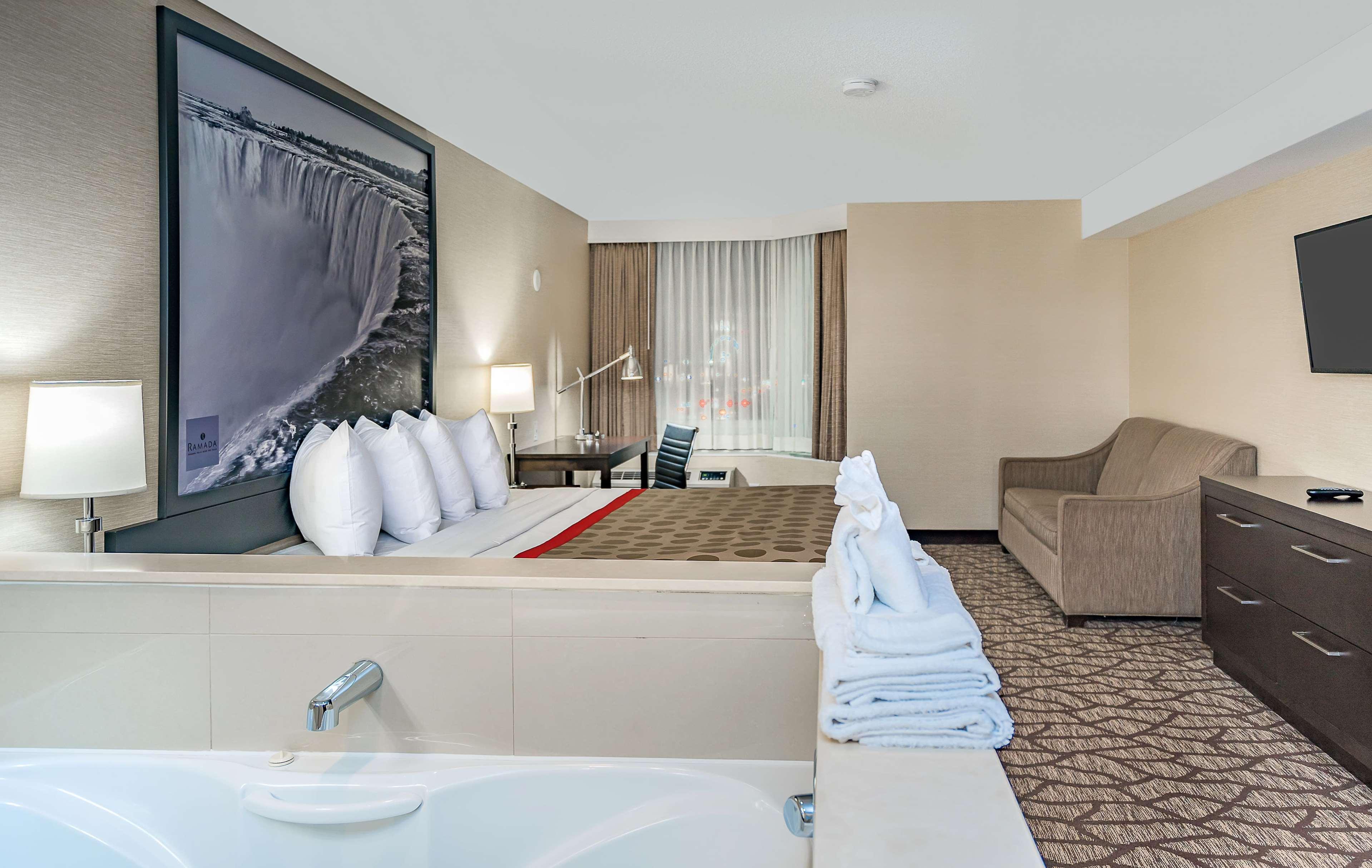 Ramada By Wyndham Niagara Falls Near The Falls Exterior photo