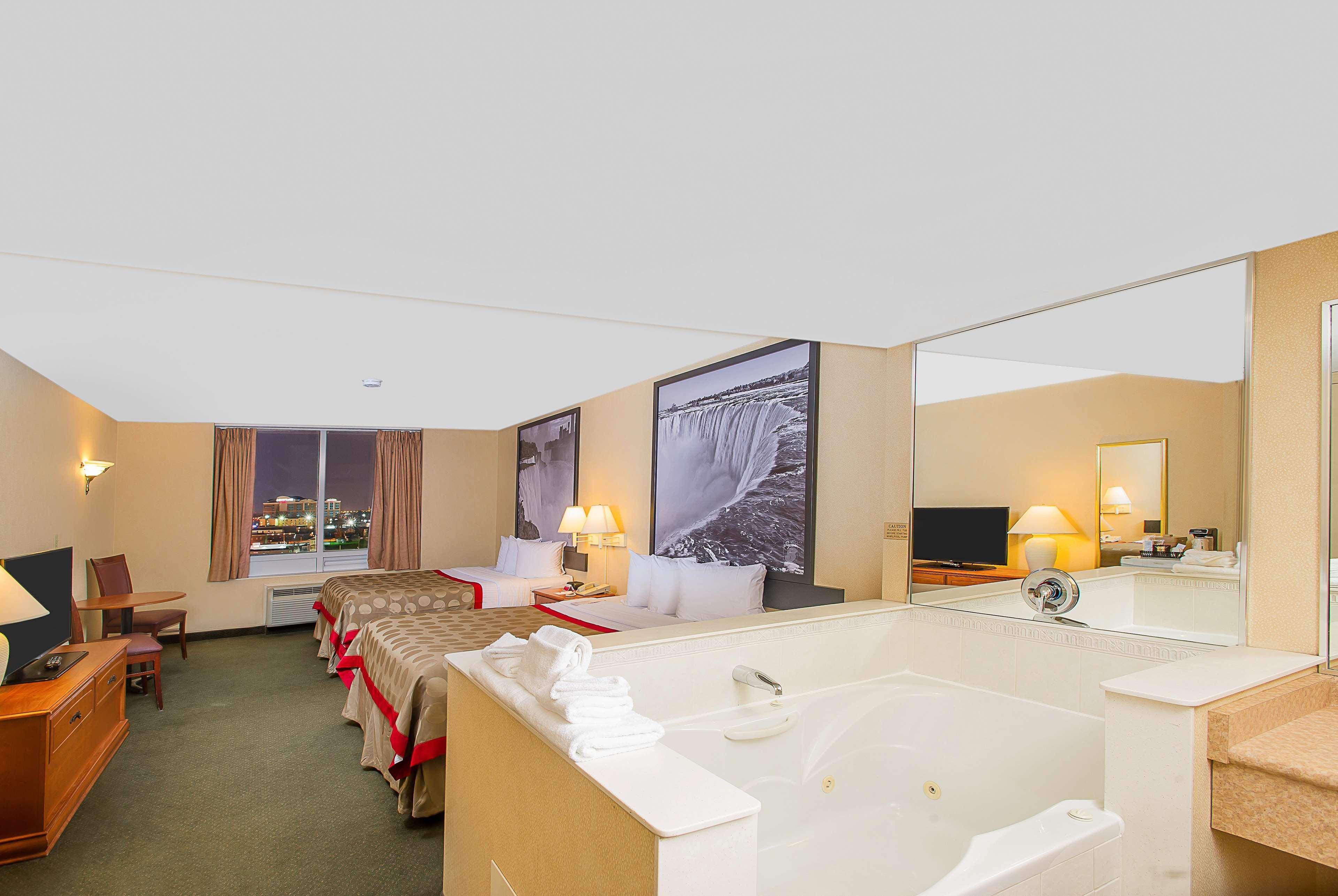 Ramada By Wyndham Niagara Falls Near The Falls Exterior photo