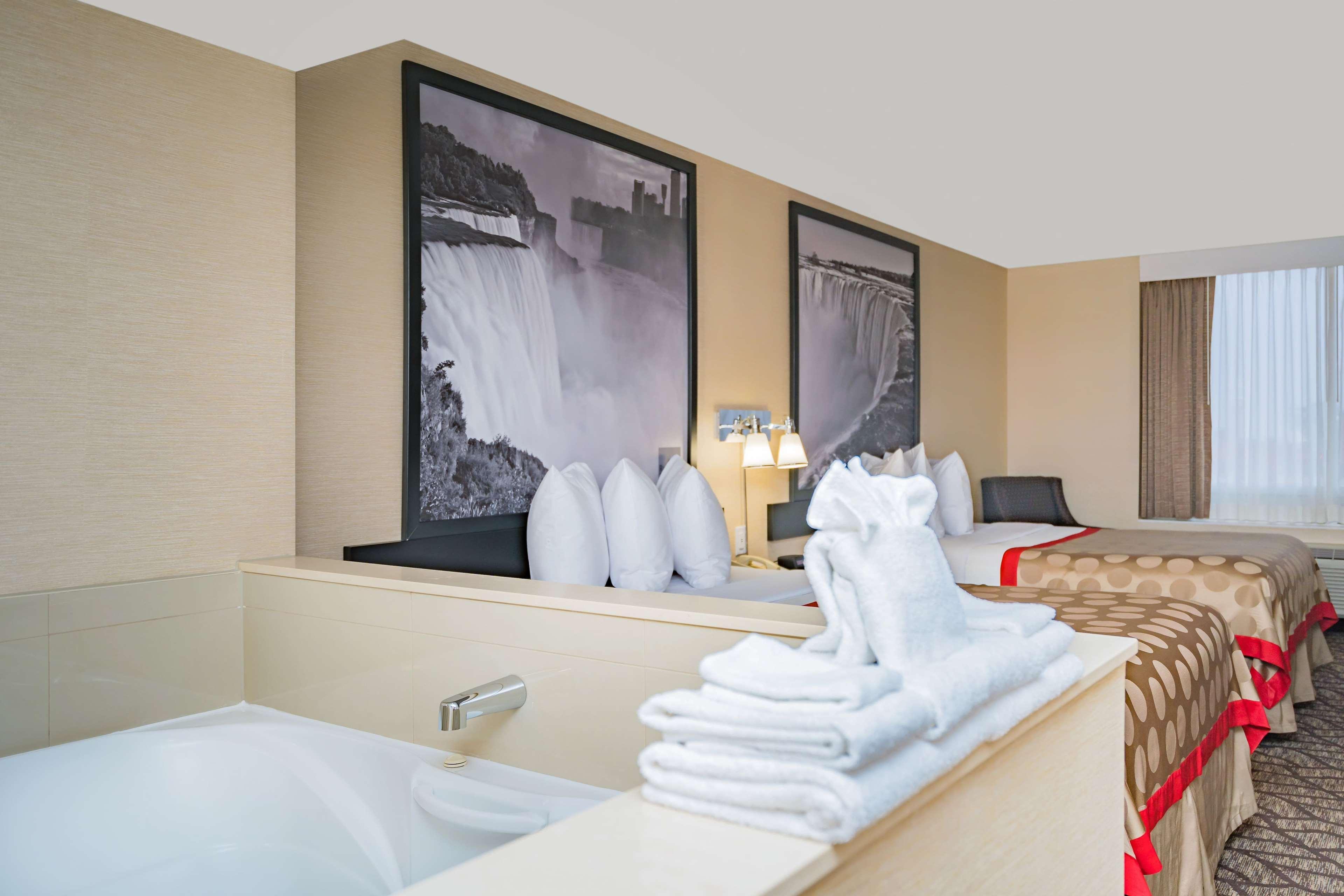 Ramada By Wyndham Niagara Falls Near The Falls Exterior photo