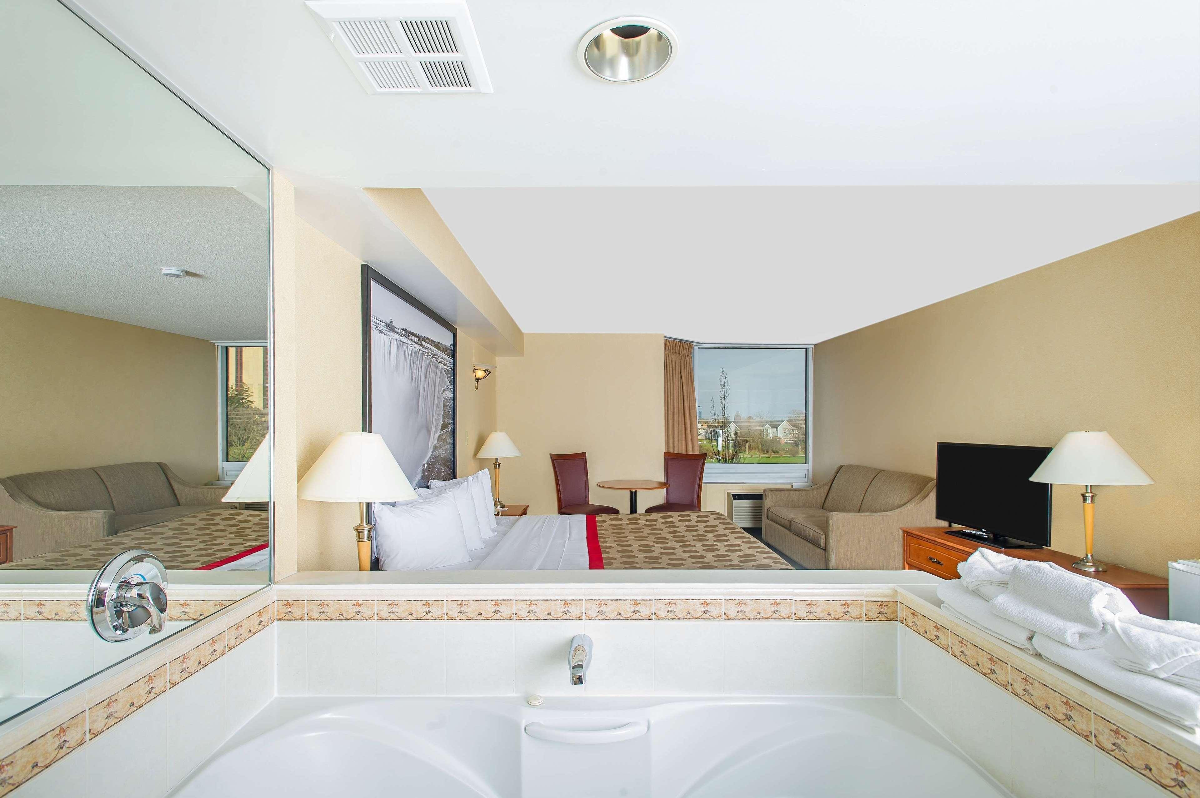 Ramada By Wyndham Niagara Falls Near The Falls Exterior photo