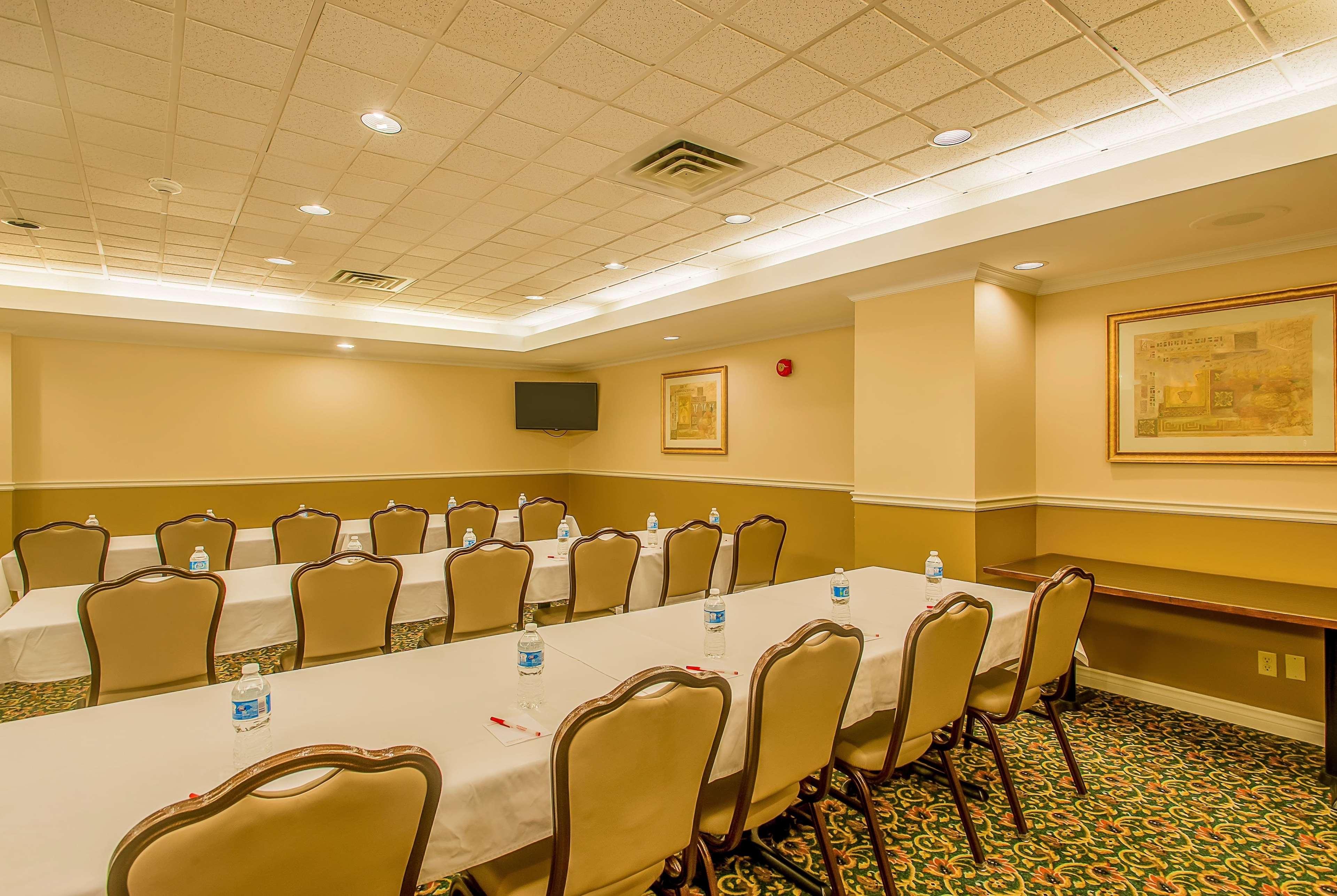 Ramada By Wyndham Niagara Falls Near The Falls Exterior photo