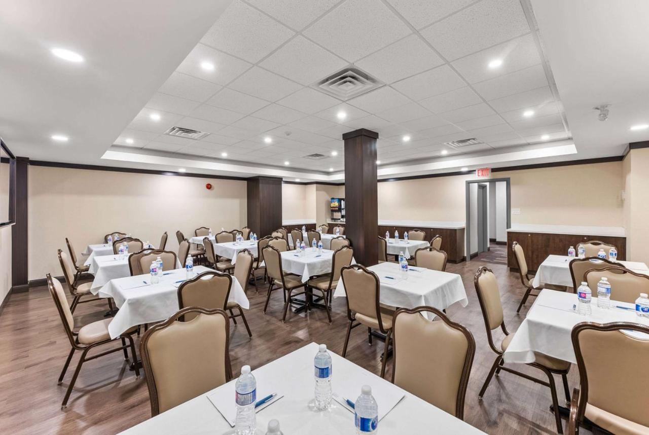 Ramada By Wyndham Niagara Falls Near The Falls Exterior photo