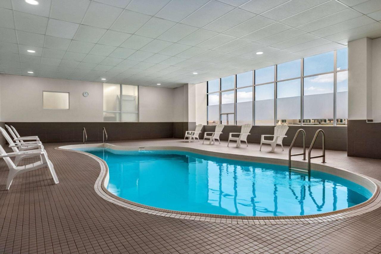 Ramada By Wyndham Niagara Falls Near The Falls Exterior photo