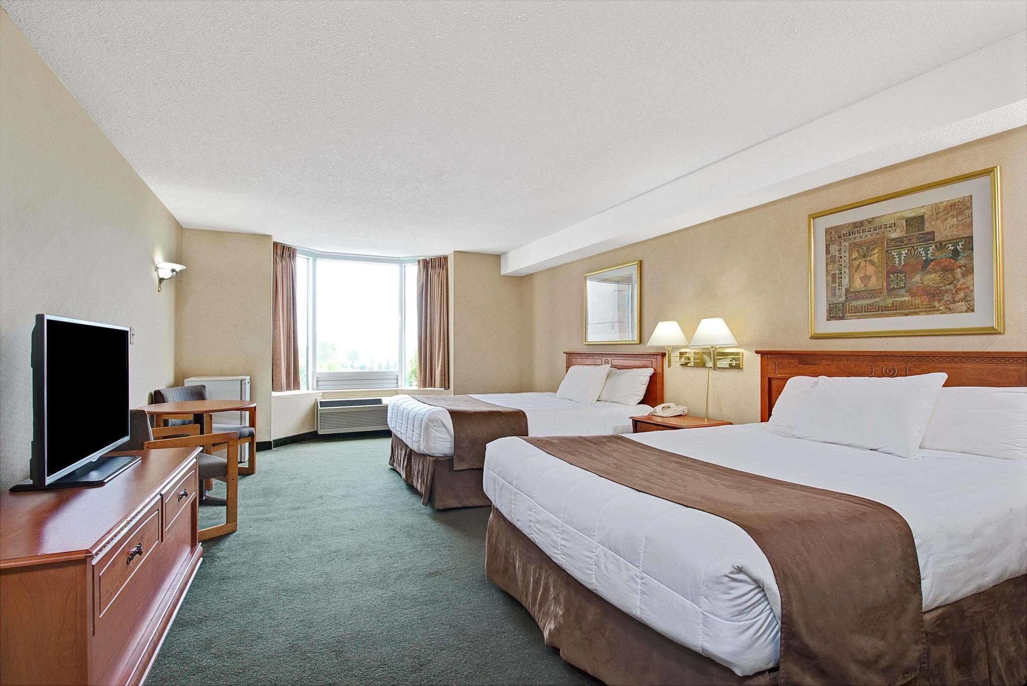 Ramada By Wyndham Niagara Falls Near The Falls Exterior photo